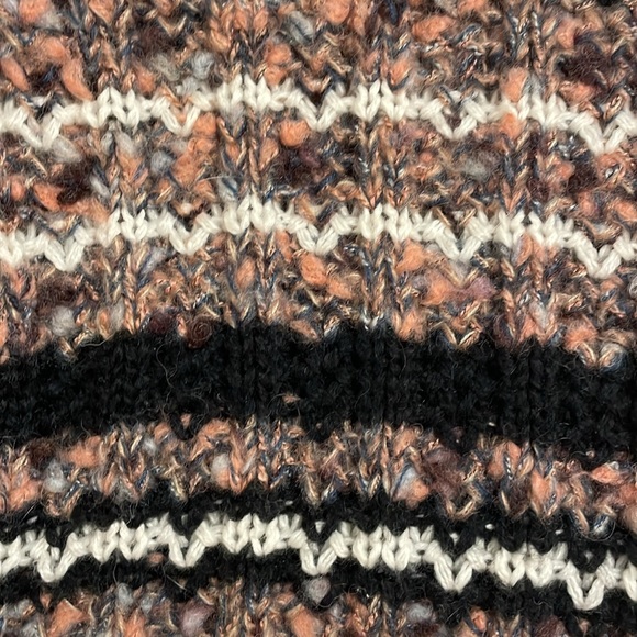 led Luxe Essentials Sweater/ Pink, Black, Grey. Open-Neck with a hand-knit look - Picture 7 of 8